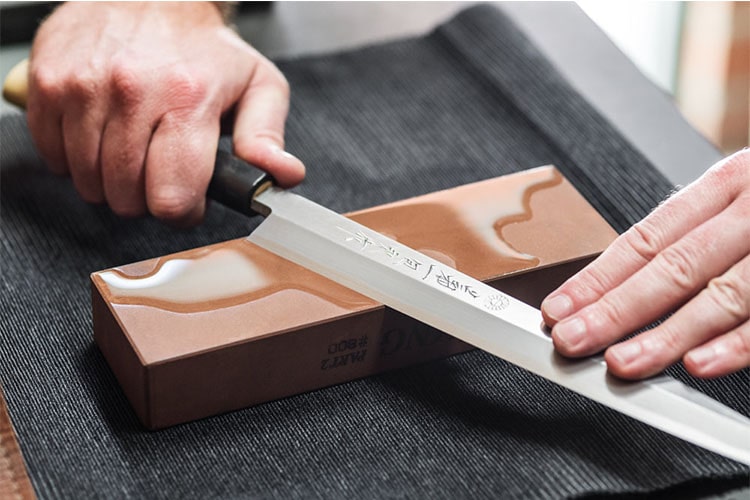 L'importance d'aiguiser son couteau avec une pierre  Zeiiko – Zeiiko -  Boutique de couteaux japonais Damas